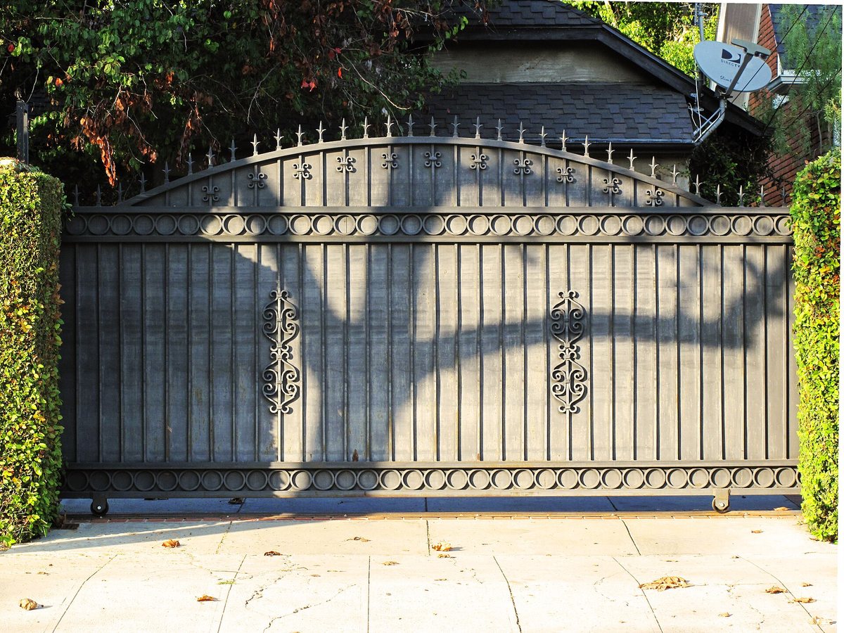 Automatic driveway gate