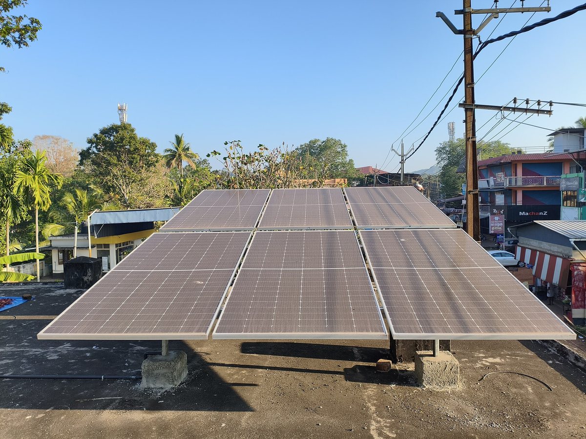 Rooftop solar panel array